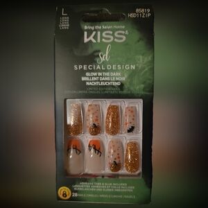 Halloween Kiss Nails